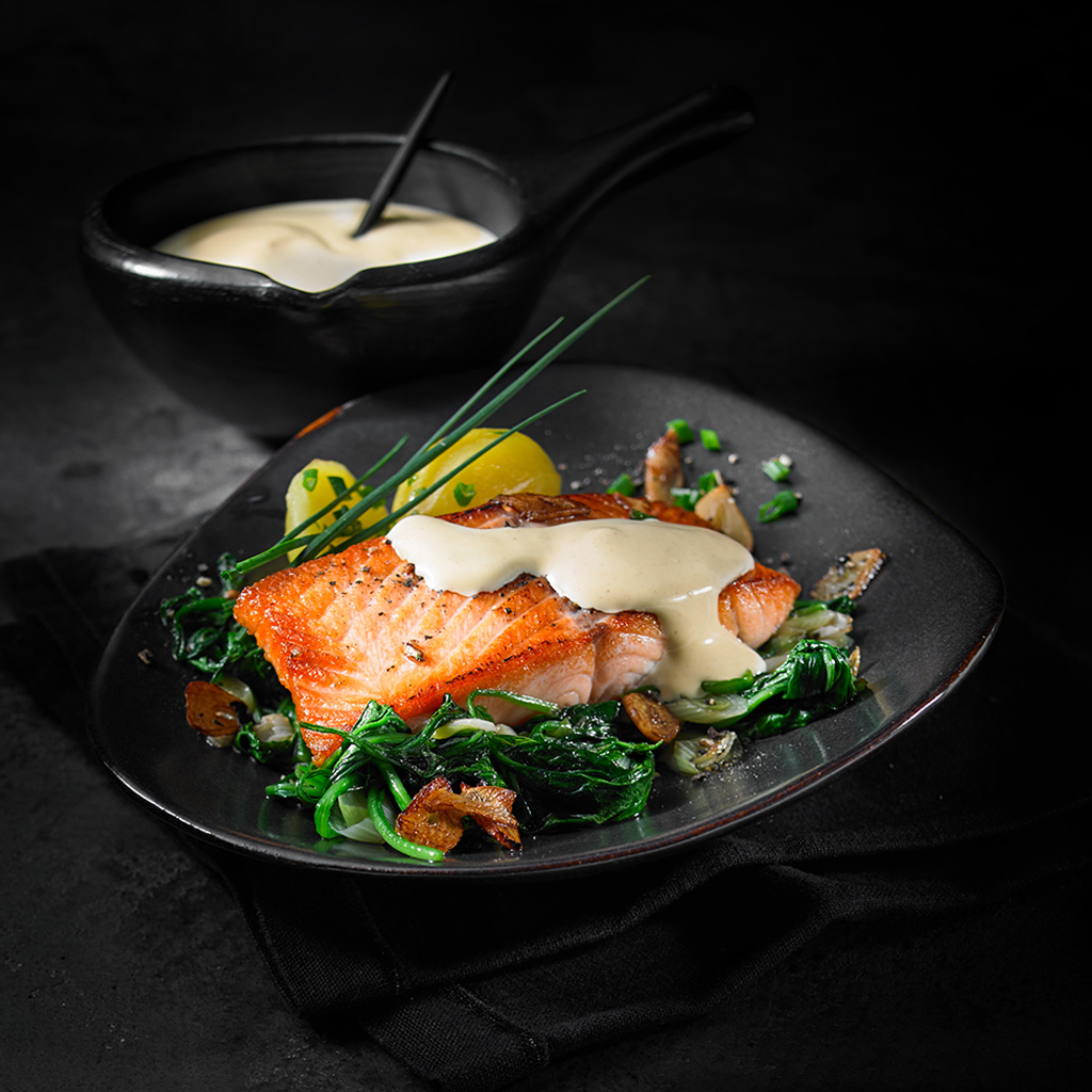 Lachsfilet mit Blattspinat, Salzkartoffeln und cremiger Senf-Hollandaise.